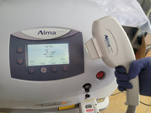 Cargar imagen en el visor de la galería, [World Wide-Selling] Used Alma Lasers IPL Hand-Piece Yellow-2072 Hours AFT 570-950NM S/N 213759 MEDICAL EQUIPMENT SHOP
